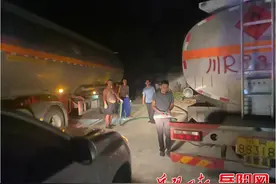 大型油罐车夜晚偷偷向地下储油罐和改装油罐车同时卸油图片