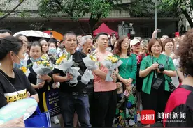 成都中考结束，7月2日公布成绩 家长鲜花迎接考生出场图片