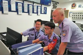 杭州女子盯着民警的警官证，表情纠结：“我都快哭了……”图片