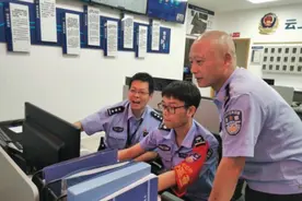 杭州女子盯着民警的警官证，表情纠结：“我都快哭了……”图片