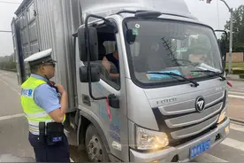 清晨6点司机“醉倒”在副驾驶上呼呼大睡 谁开车？不知道图片