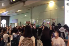 明星太多，这座机场要收“粉丝管理费”了，超50人3000块图片