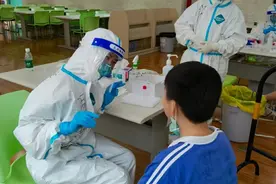 “你不认识妈妈了？”小学生核酸检测被采样护士一句话问懵图片