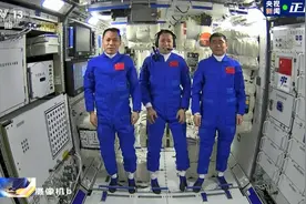 3名航天员在空间站向全国人民敬礼：我们已进入太空家园图片