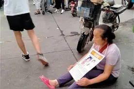 女子在太原一商场前举牌寻亲遇保安劝阻，当场下跪求情图片