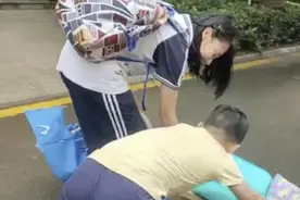 超暖！姐姐放假回家搬不动行李 弟弟：我来图片