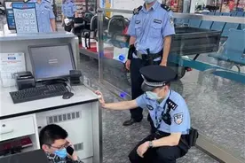 异地女友闹分手，小伙儿天河机场登机口前“崩溃”倒地图片