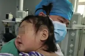 1岁女娃手术后醒来大哭，张家界男医生秒变“暖爸爸”，宝宝在他怀里安心睡着图片