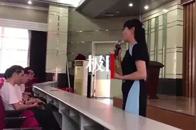 把每个学生的名字都编成成语，这位老师为学生准备的毕业礼物超贴心视频封面
