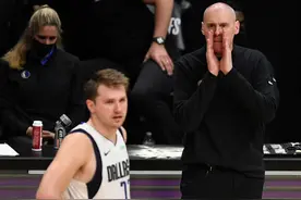 结束13年执教！卡莱尔卸任独行侠主帅，他和东契奇有矛盾？图片