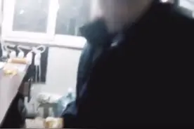 九旬老人凌晨蹲坐街边找女儿 民警助其找到家人图片