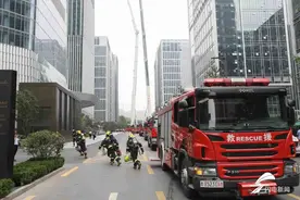 全市第一消防登高车守护济南第一高楼 云鼎大厦高层建筑消防演习图片