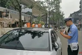 “违停消除申报”今日上线 有车主收到短信后1分钟完成申报并驶离现场图片