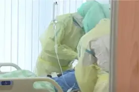 台新冠重症女子拔管逃跑 对医护狂咳吐口水咆哮“为何救我”图片