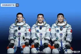 首次飞行航天员为何靠窗坐？舱门为何需手动？权威回应来了图片