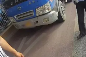 男子货车挂拖拉机牌被罚：我套我自己的牌视频封面