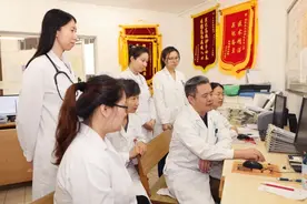 长海“网红军医”精准救治高危白血病患者图片