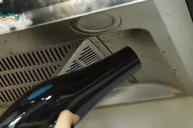 用吹风机对着厨房墙壁吹一下，真的太聪明了，解决家里大烦恼，邻居都跟着学图片