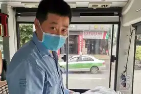 公交司机在站台椅子上捡到一个包，打开一看竟有大量黄金……图片