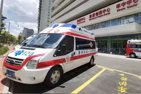 惠州76岁老人爬荔枝树摔伤，医生：摔伤后不要这么做图片