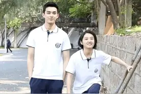 张子枫踩梯子试图与吴磊比身高 男方随后一个动作甜爆表图片