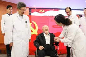 张富清深藏功名，初心不改一辈子图片
