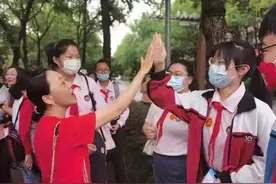 中考考场直击｜身披校服“战袍”满载祝福自信奔赴未来图片