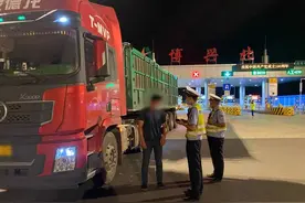 滨州高速交警连续查处多起“百吨王”其中两起车主竟是同一人图片
