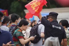 定制手拎袋、“中考必胜”口罩、旗袍……送中考生“出征”，满满都是爱图片