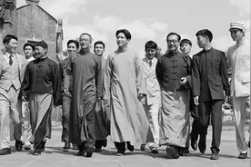 《1921》“火种版”预告 黄轩、倪妮“即兴发挥”看哭首首映观众视频封面