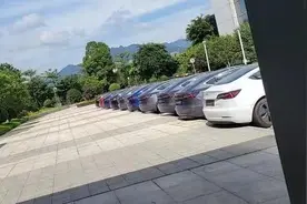 停车位“清一色”特斯拉？宁德时代强制员工买电池有问题的车？公司回应：没有的事图片