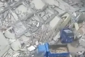 湖南汝城县一栋民房垮塌伤亡不明，武警消防等部门展开救援视频封面