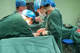 93岁老人卵巢内超10斤巨大肿瘤 新化县人民医院成功切除图片
