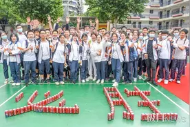 走过成功门、接过“满分”饮料，七一华源中学毕业典礼仪式感满满图片