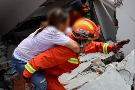 湖南汝城县民房垮塌已救出8人，救援画面曝光视频封面