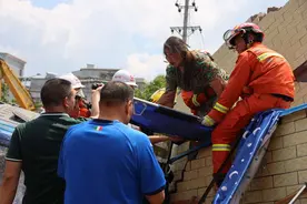 湖南汝城县一居民6层自建房垮塌 目前已救出8人图片