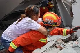 湖南郴州一房屋垮塌已救出8人，当地居民：该房屋对外出租视频封面