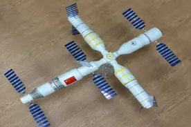 科学老师用饮料瓶制作中国空间站模型 为学生讲解空间站原理图片