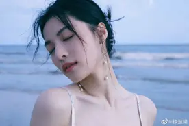 绝美！钟楚曦海边大片曝光 身穿印花吊带裙展曼妙身姿图片