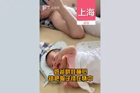 爸爸哄娃睡觉不专心错搂狗子入怀：孩子还在哭，狗子快睡着了图片