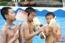 重庆民众体验巨型冰棍享清凉图片