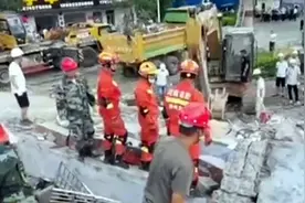 湖南汝城7层民房垮塌：12人被困 已造成3人死亡视频封面