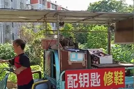 长沙袖珍父亲至今未婚，22年来靠修鞋供养女考上研究生：读书才能改变你的命运图片