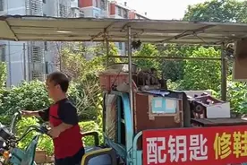 长沙袖珍父亲至今未婚，22年来靠修鞋供养女考上研究生：读书才能改变你的命运图片