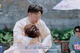 毛不易脸涨通红“肩抗”杜海涛姿势尬出边界，二人重摔在地队友已笑疯图片