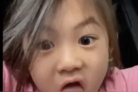 陈冠希开车带女儿接机秦舒培 Alaia对镜头搞怪超调皮图片