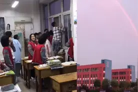 地理老师暂停晚自习让学生看晚霞彩虹，布置彩虹成因课后作业视频封面