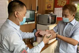 “爸爸，你辛苦了！”59岁公交司机在站点接到儿子做的午饭 | 父亲节图片