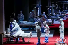 原创话剧《逆行者》上海首演 致敬白衣执甲的“逆行”战士图片