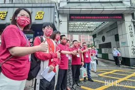 列队、送祝福红包，十九初老师同穿文化衫热情送考图片